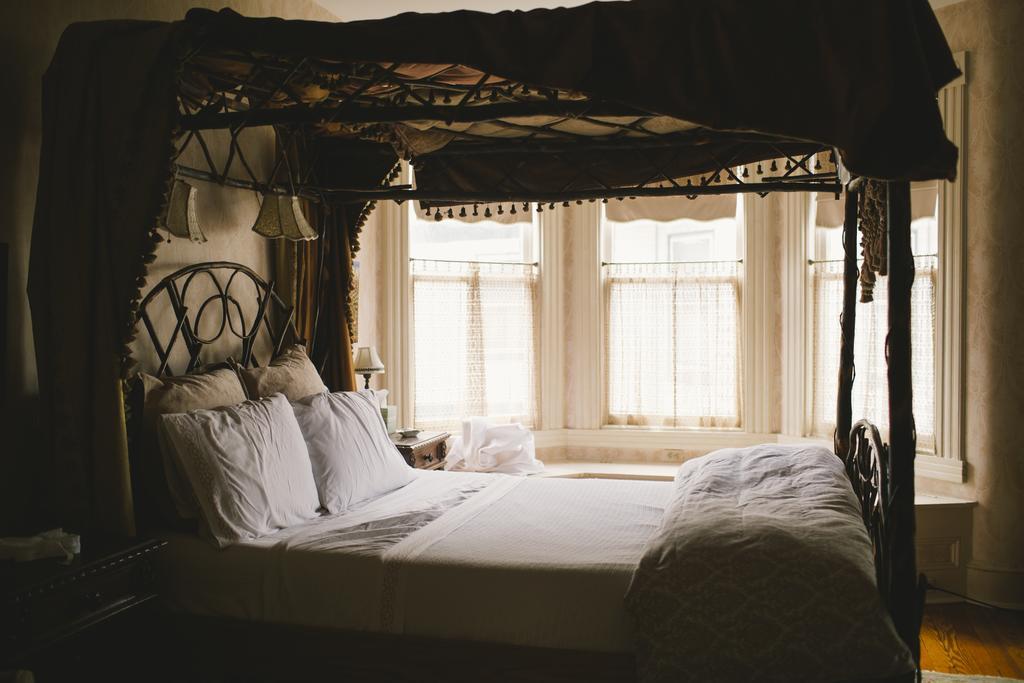 10 Clarke Bed & Breakfast Frederick Room photo